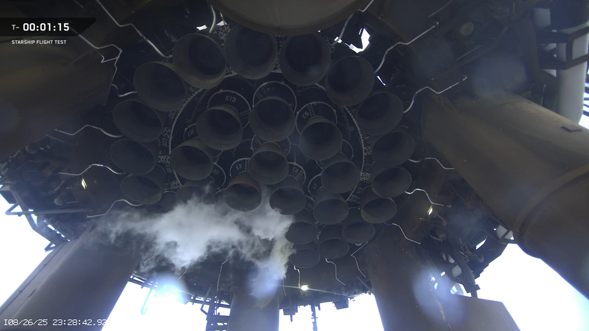 離陸前のラプターエンジン(SpaceXの配信より)
