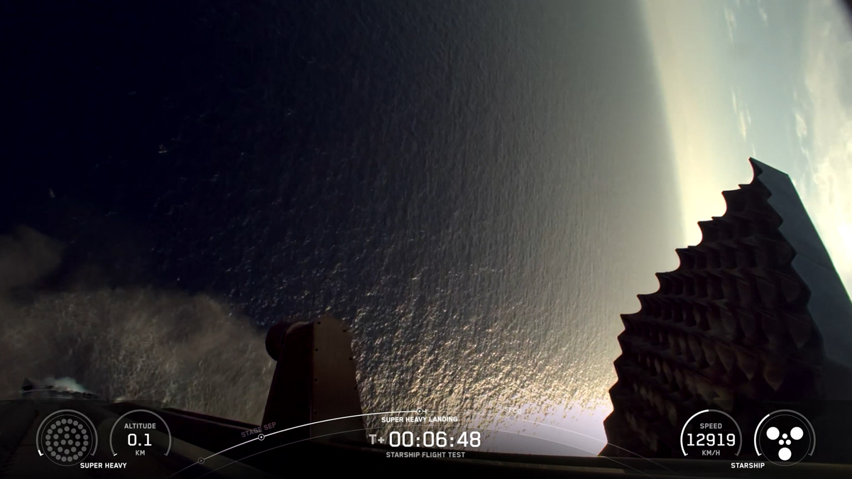 着水前にホバリングするスーパーヘビーブースター(SpaceXの配信より)