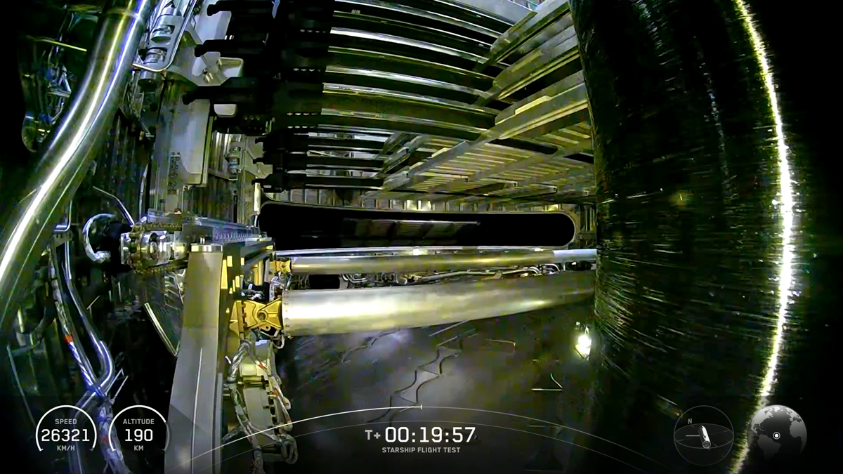 宇宙空間へ放出されるスターリンクシミュレーター(SpaceXの配信より)