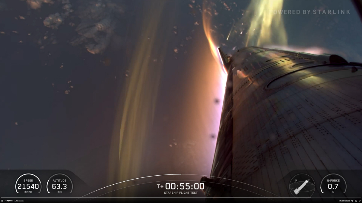 再突入中のスターシップ(SpaceXの配信より)