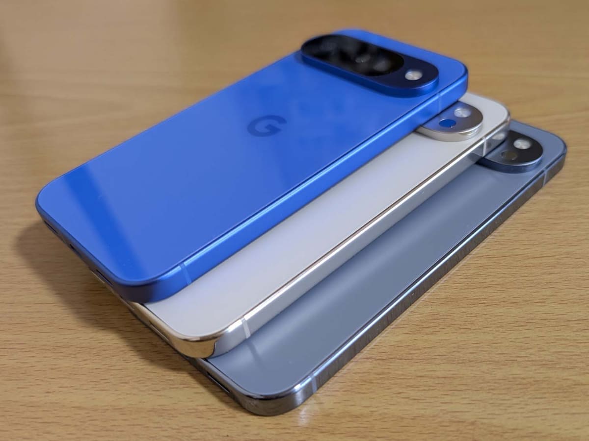 左側面には何もなし。この面を床に付ければ、かろうじて自立する