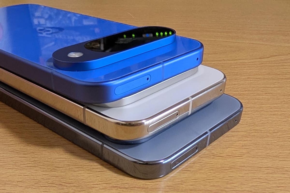 上側にSIMカードトレイ。マイク穴も