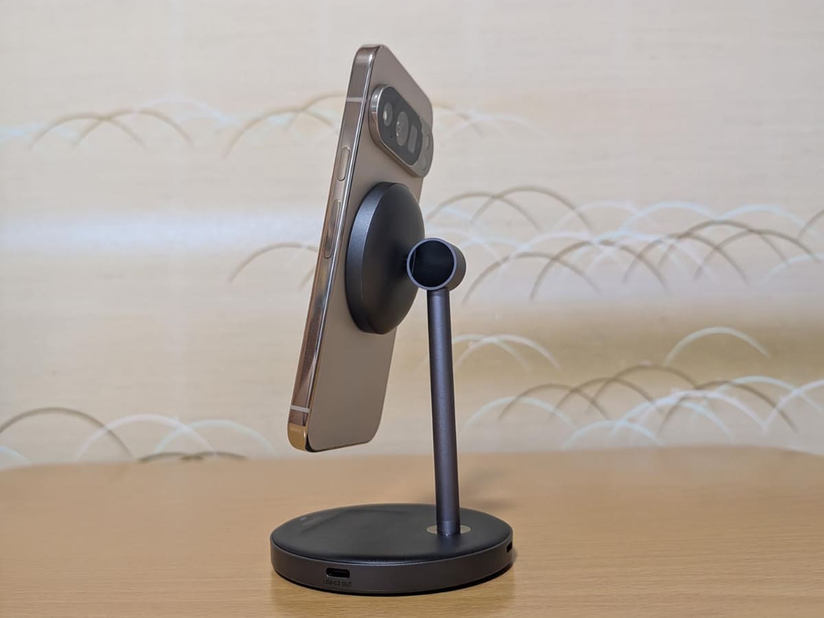 Pixel 10シリーズでは、背面をこのようにQi2対応マグネットアクセサリーにマグネット固定することで充電できます