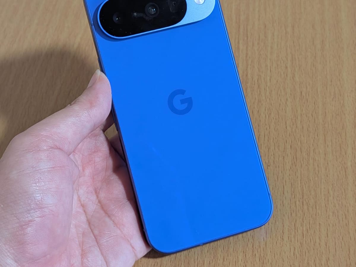 ただし背面には、Qi2対応を思わせる印などがないことに注意