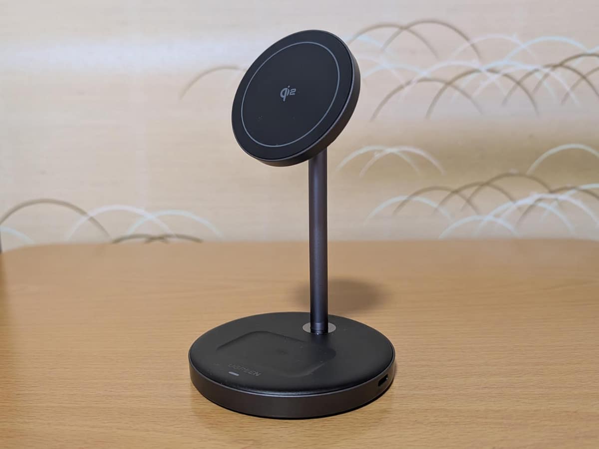 せっかくなので、Qi2対応のワイヤレス充電器を買いました。こちらは「UGREEN ワイヤレス充電器 3-in-1 Magsafe対応」。Qi2のロゴが表示されています