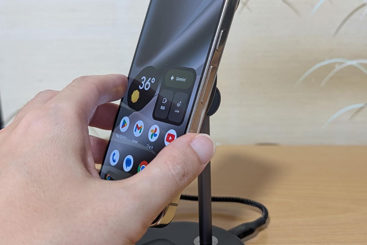 スッと固定できるのが魅力。固定用アームなどはなく、取り外しも片手で十分できます