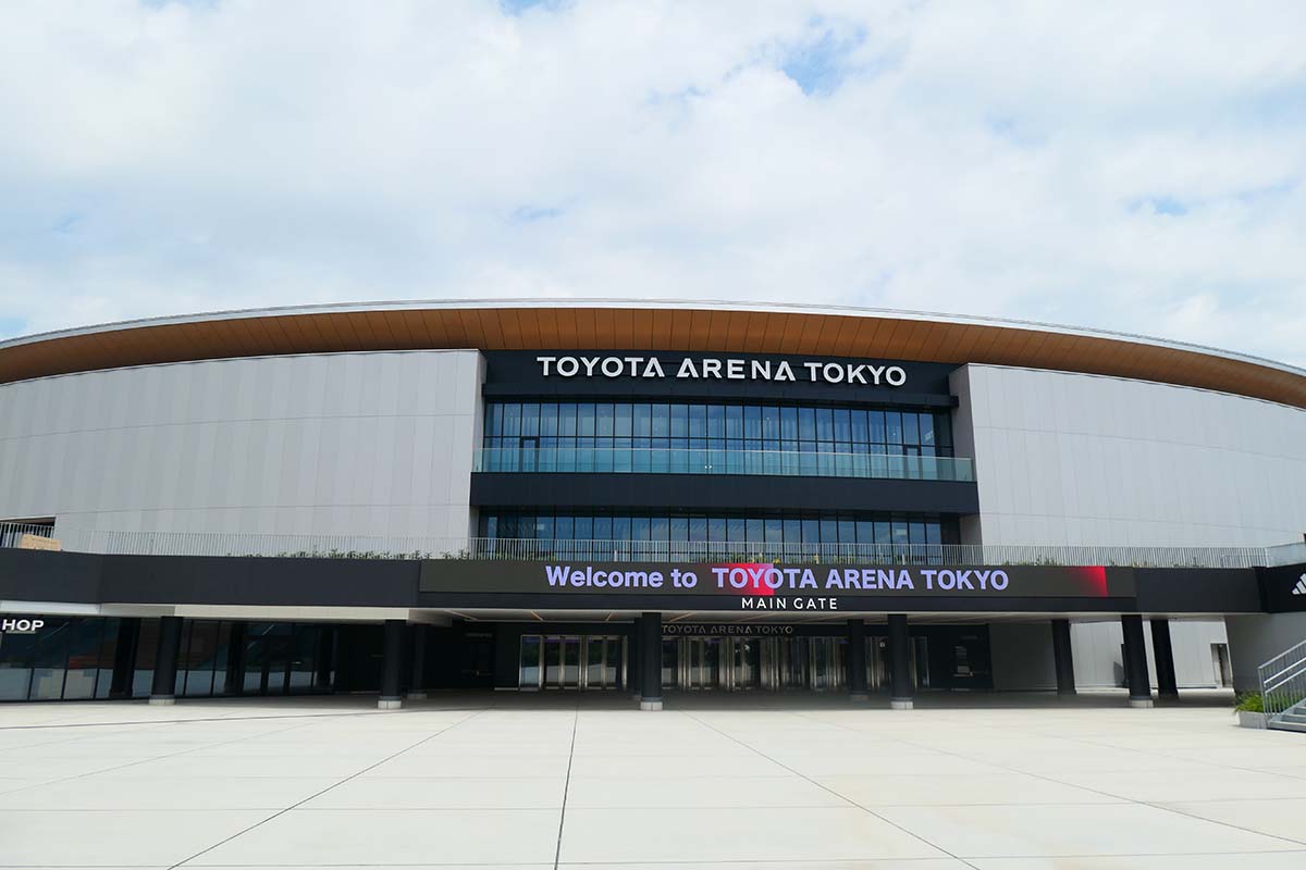 メインゲートはスタンド3階西側に設置