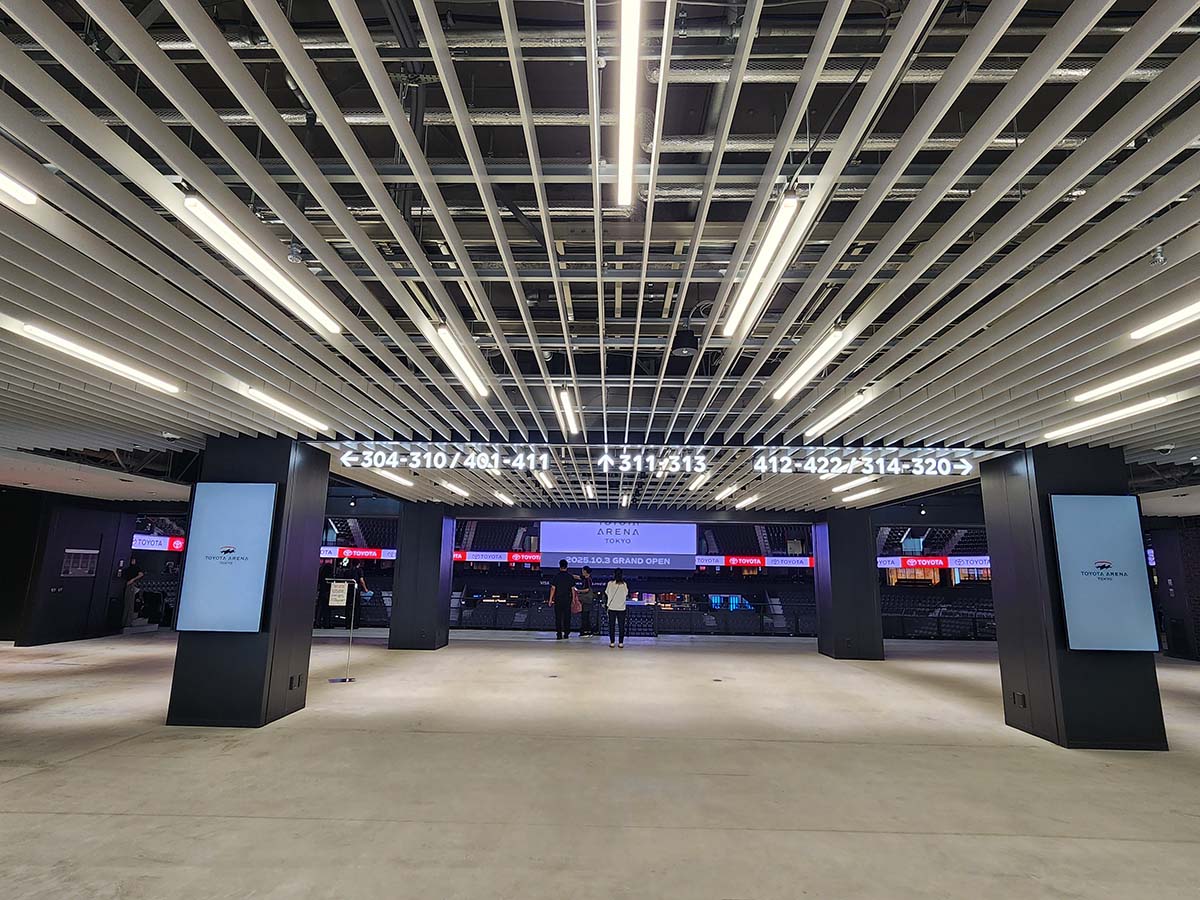 入場するとすぐにボウル内 メインビジョンが見える