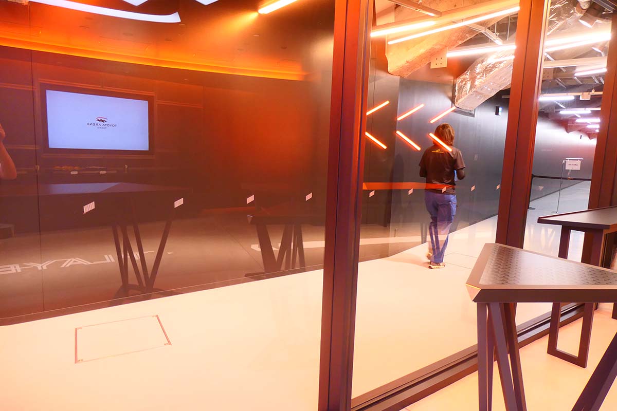 選手がコートに向かう様子を間近で見ることができる