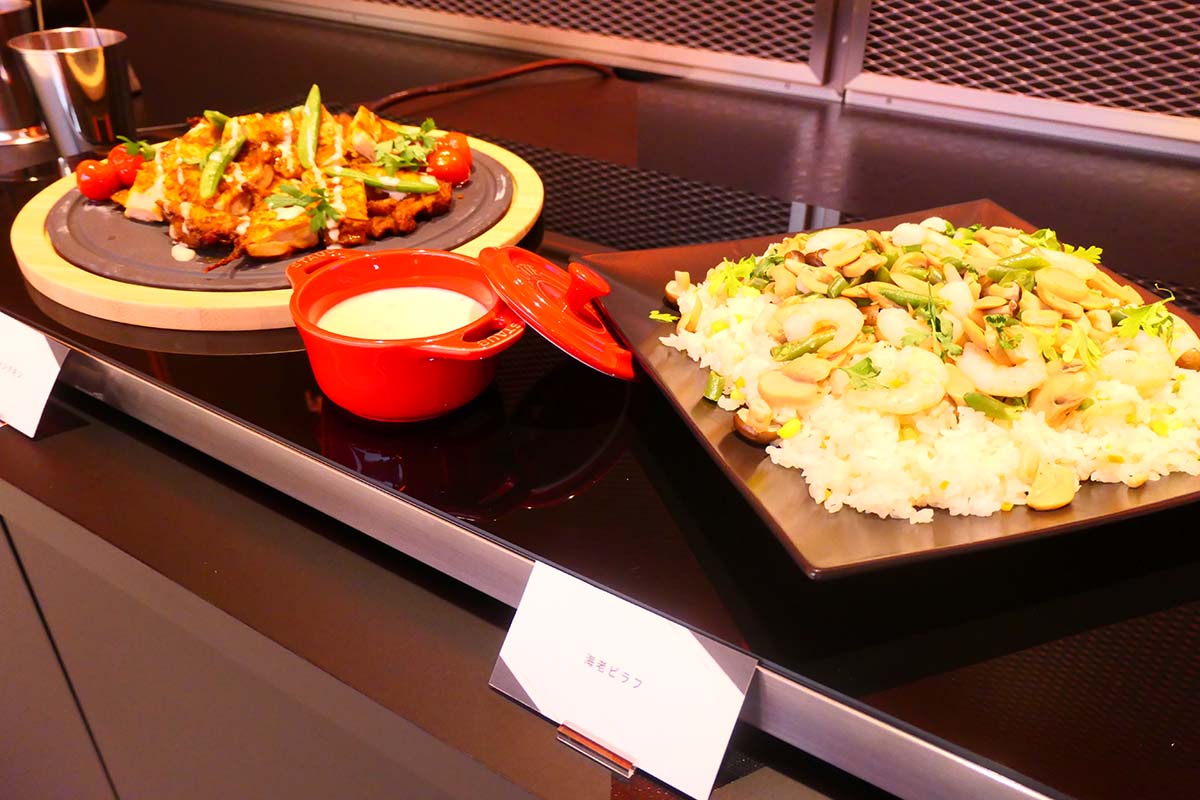 食事はビュッフェ形式