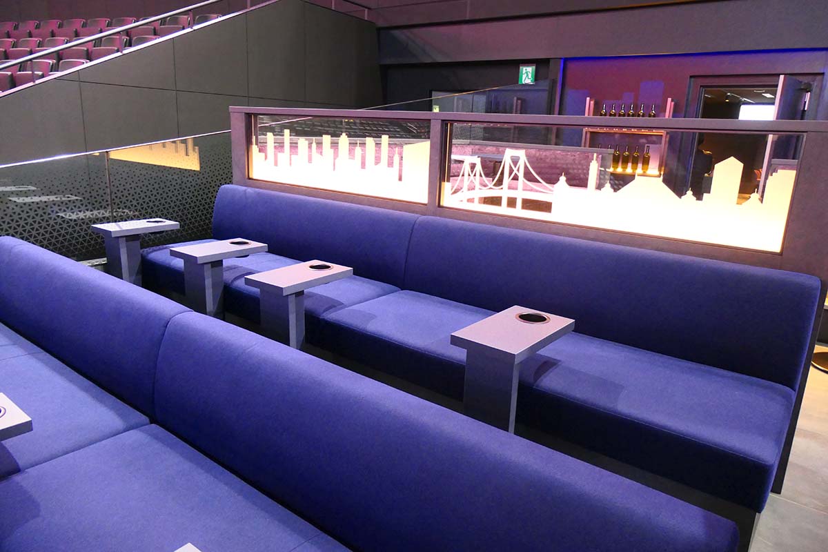 東京のビル群とシンボル建築のシルエットをデザインしたグラフィックを設置。深遠な都市の広がり、眠らない町を表現