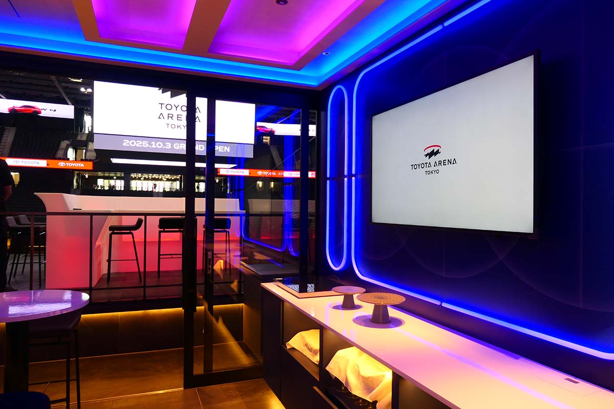 ルーム4「NEO」定員15名。個室付き