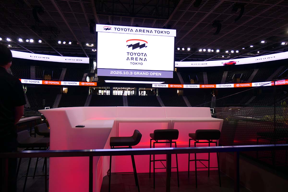 東京のPOPカルチャーや時代の先端を走る東京の一瞬の光をとらえた内装としている。バーカウンターは12色に変色する