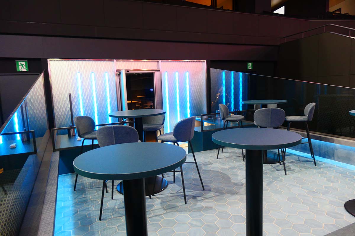 ルーム6「BAY」定員12名。アリーナのある「青海」から着想を得て、水面がきらめく様子を表現している