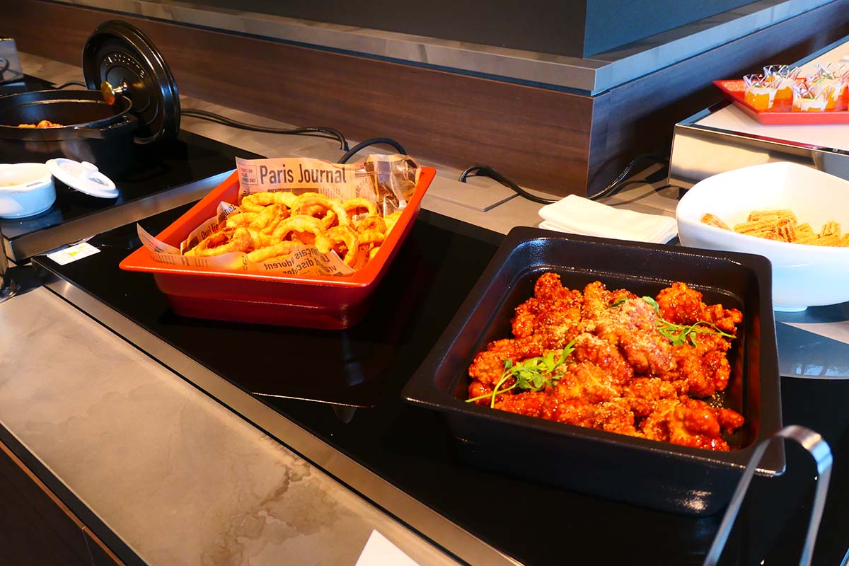 東京×世界各国の料理を組み合わせた食事をビュッフェ形式で提供