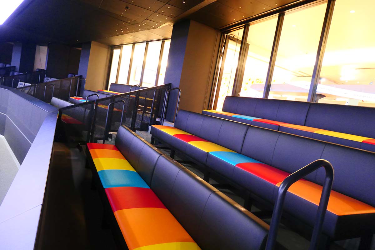 観客席はベンチシート