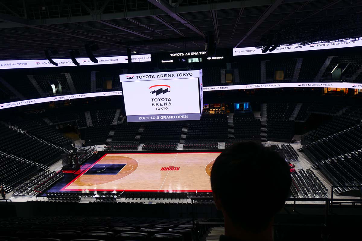 4階最後列の14列からの景色。1つ前の席に身長175cmの男性に座ってもらったところ、正面が少し頭がかかぶった