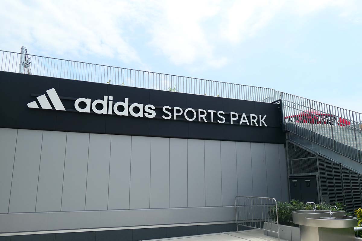メインゲート向かって右側にはバスケットコート1面がある「adidas SPORTS PARK」