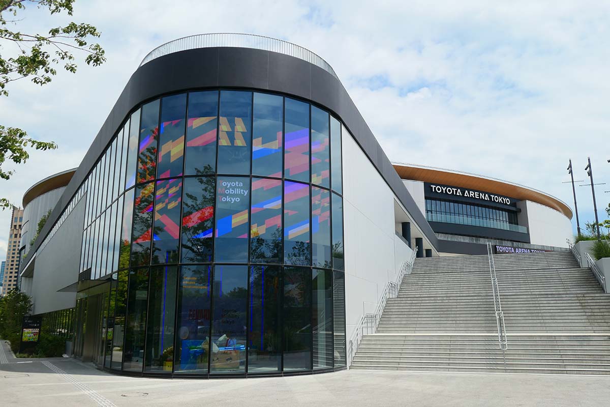 メインゲート階段下には、スポーツとモビリティが融合したスポーツカフェ&バー「ARENA Miraie」を備える