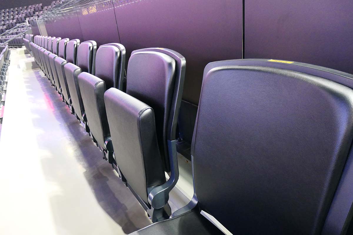 座席は1万席全席がPVCレザーシート