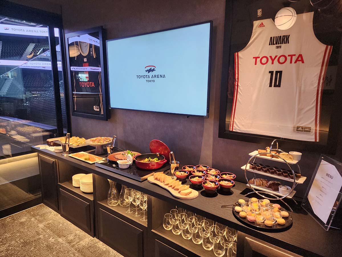 アルバルク東京の歴代ユニフォームや、この部屋でしか見られない貴重な品を展示する