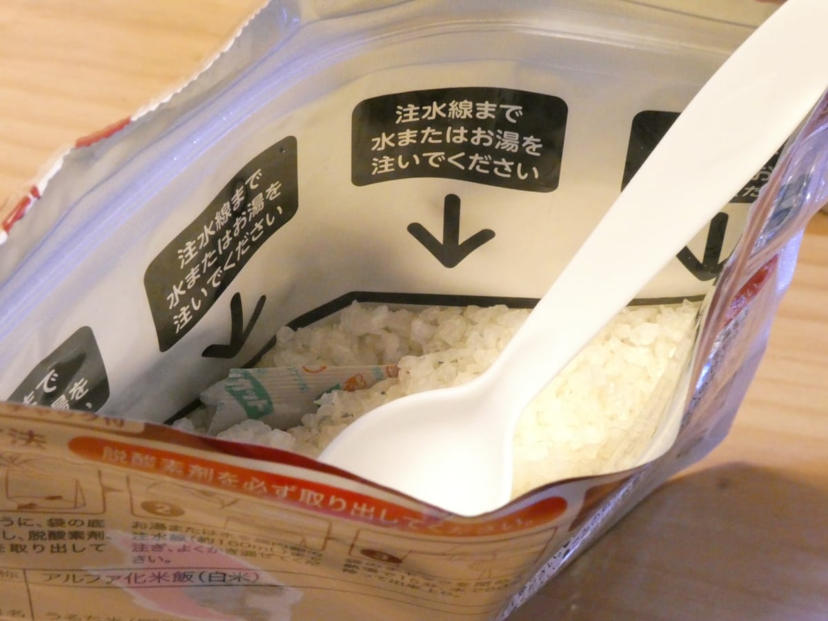 スプーンが付属している。直接水を注ぐ