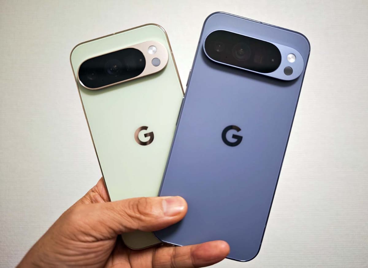 Pixel 10 Pro(左)とPixel 10 Pro XL(右)