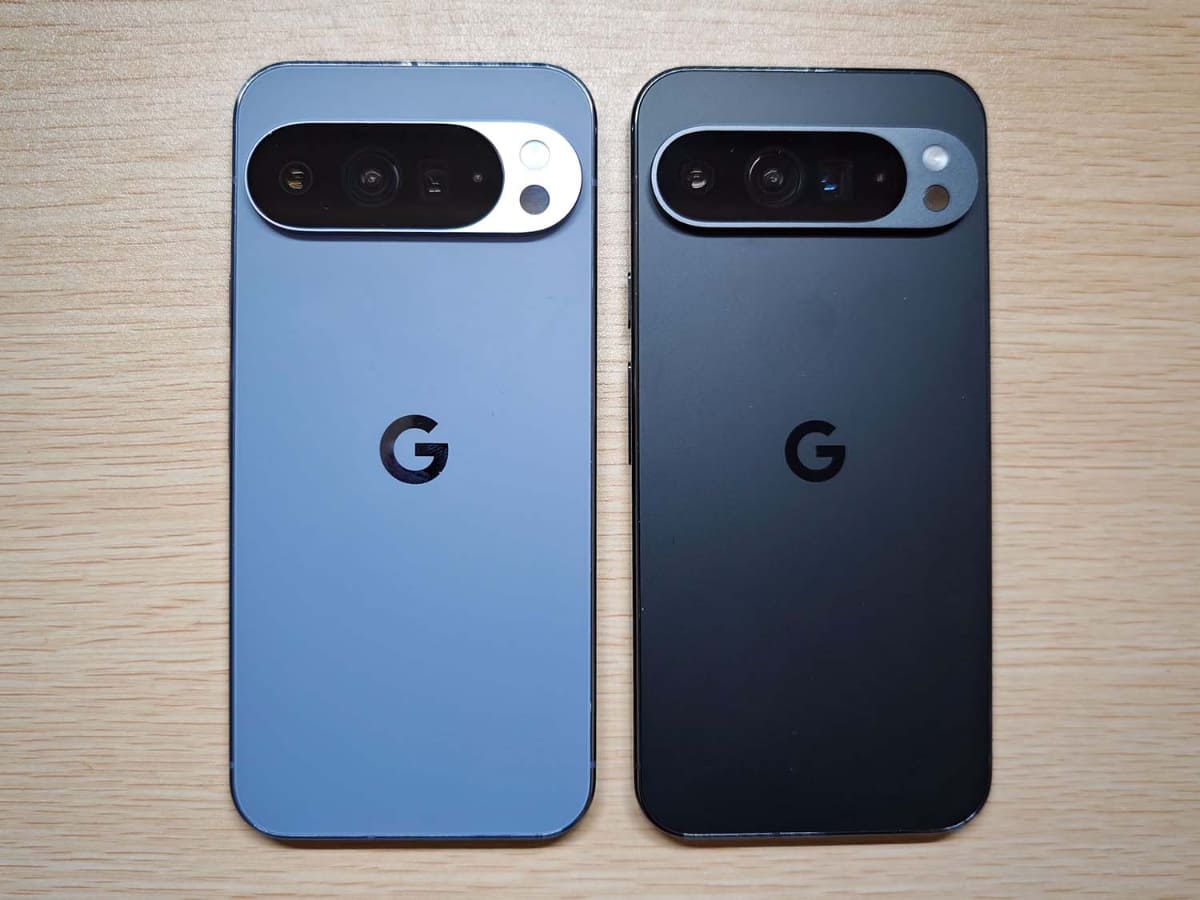 左がPixel 10 Pro XL、右がPixel 9 Pro XL。サイズもデザインもほぼ同じなのだが、よく見るとカメラバーの周囲が異なる