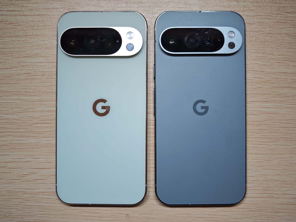左がPixel 10 Pro、右がPixel 9 Pro。こちらも違いはほとんどカメラ部のみ