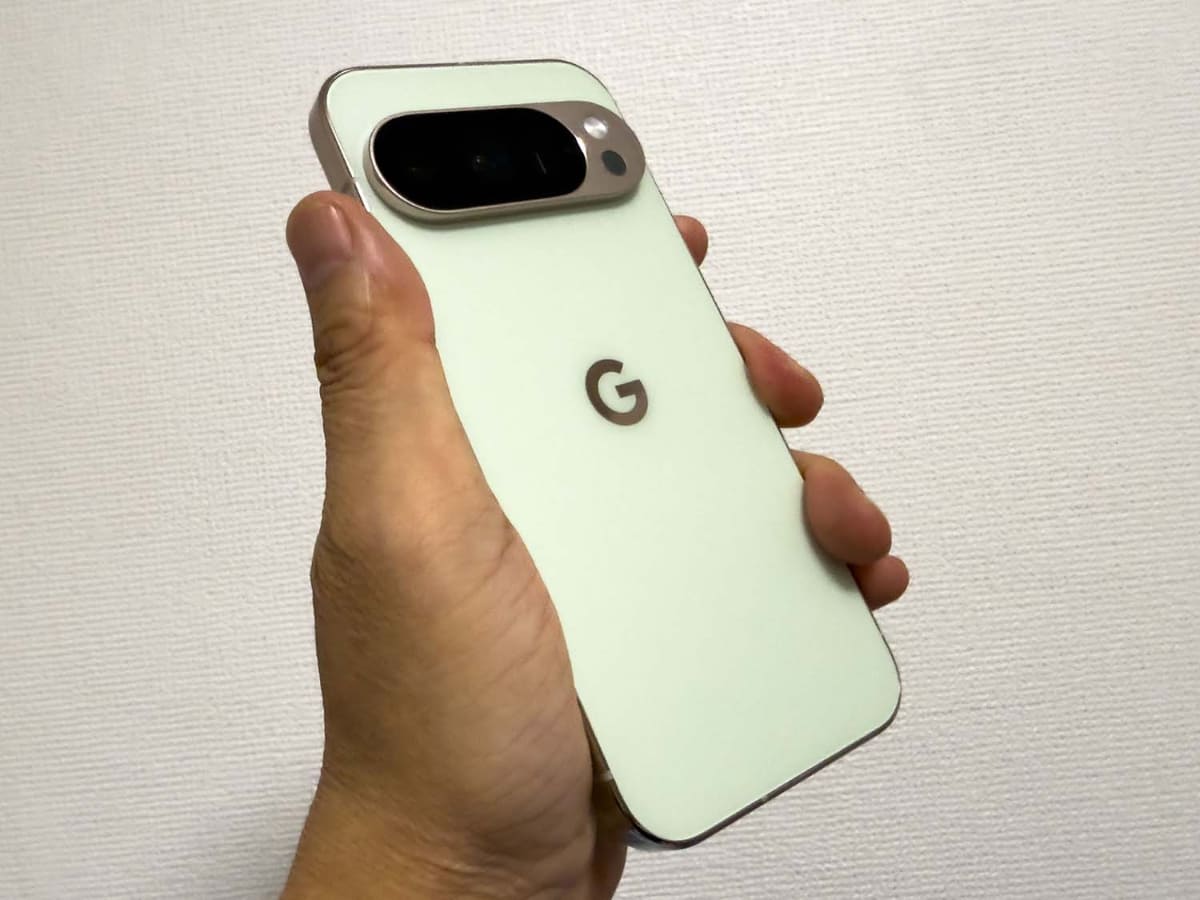 Pixel 10 Proの「Jade」。ゴールドのフレームに薄いイエロー