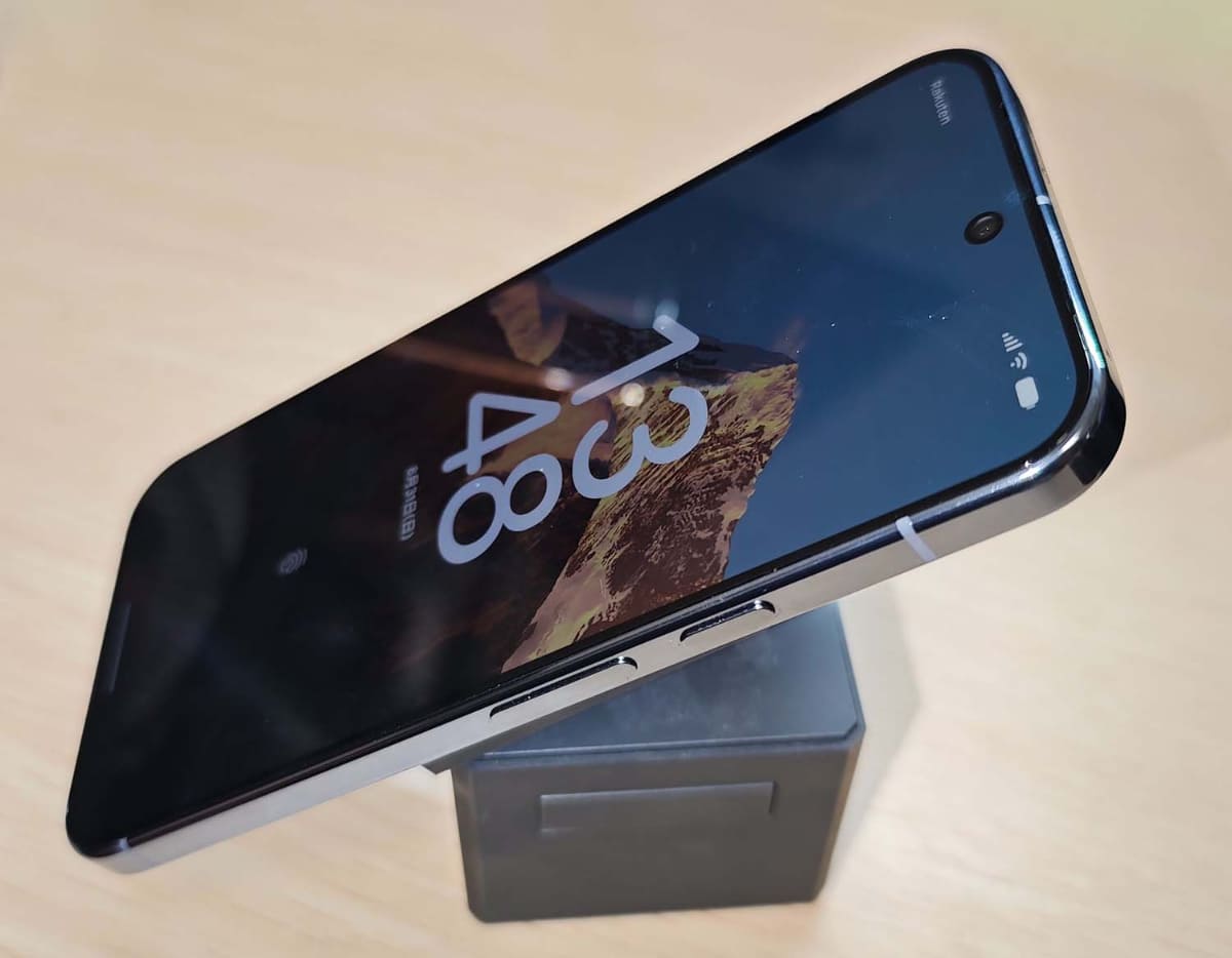 Magnetic Power Profile対応で、iPhone向けに「MagSafe対応」として売られているスタンドにもくっつく