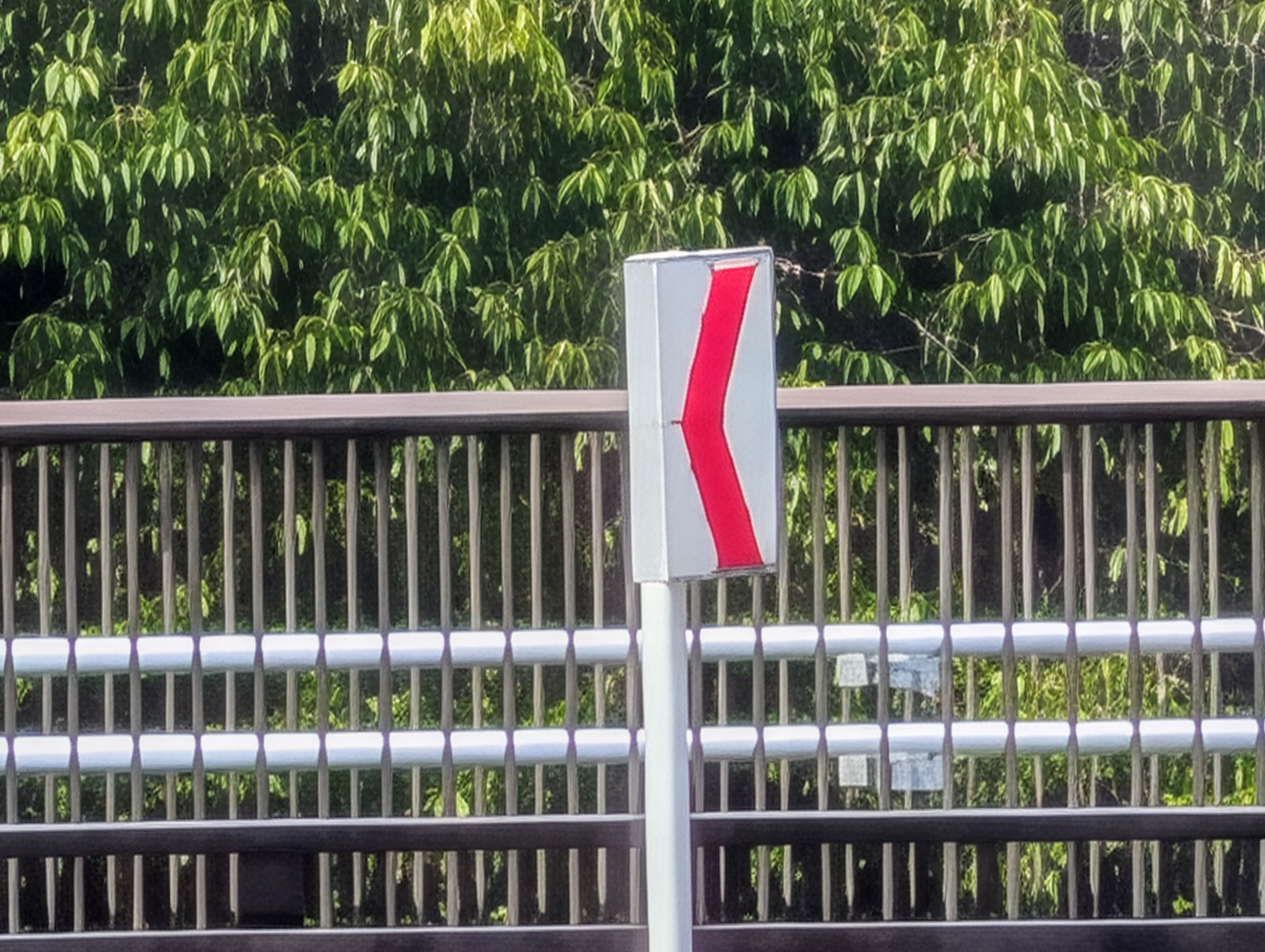 超解像ズーム Proを有効にした写真(上)と、そうでないもの(下)。同じカメラで撮ったとは思えないくらい品質が上がっている