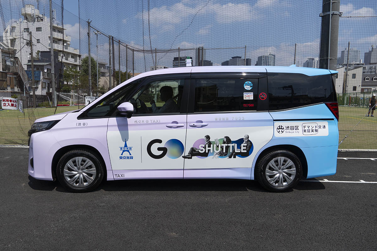 テープカットの後に1台ずつ出発した