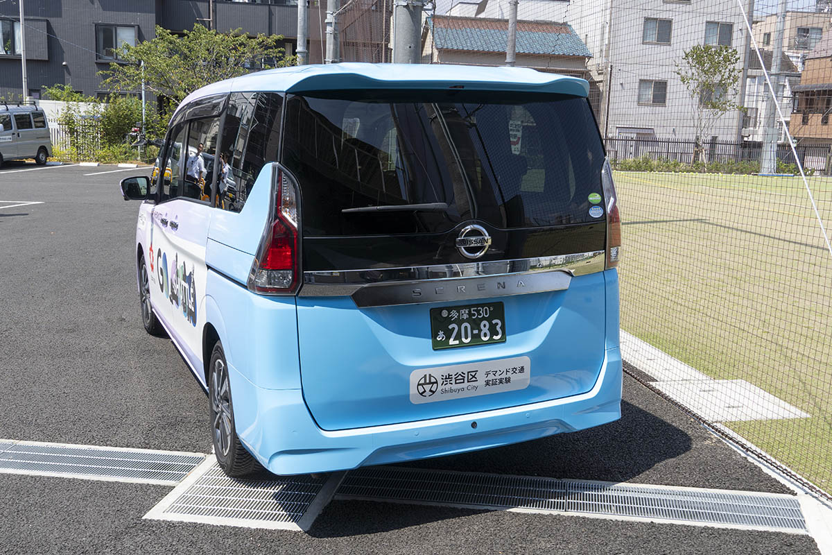 車両の横と後ろに実証実験の掲示