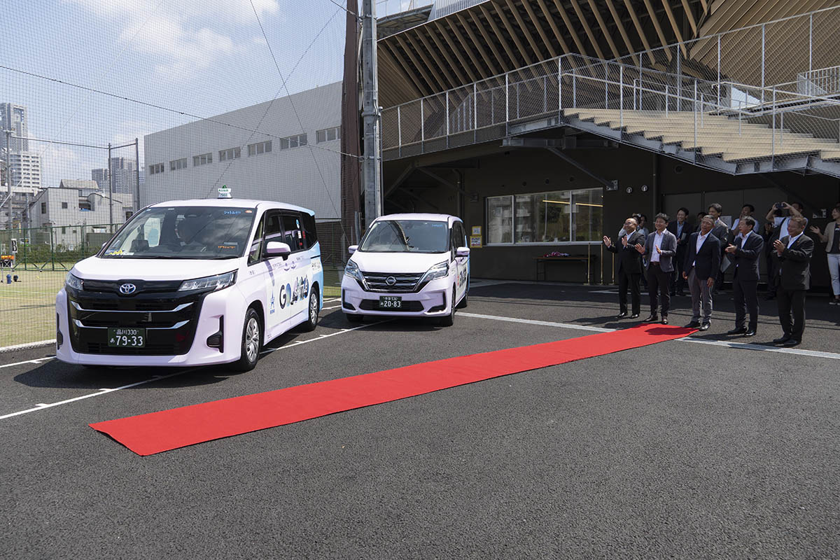 テープカットの後に1台ずつ出発した
