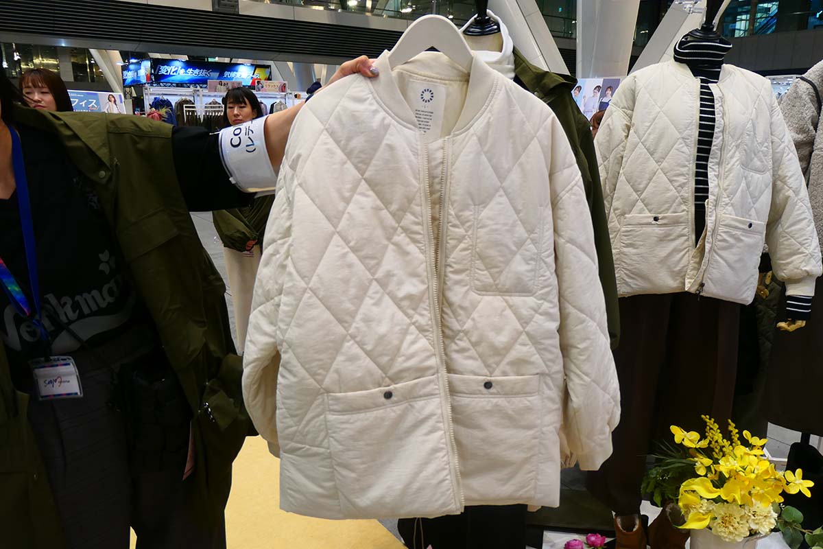 ショート丈/ロング丈どちらでも着れる2Way仕様のアウター「ノビルン」。商品名は「防風撥水キルティングアジャストブルゾン」(価格：3,300円)