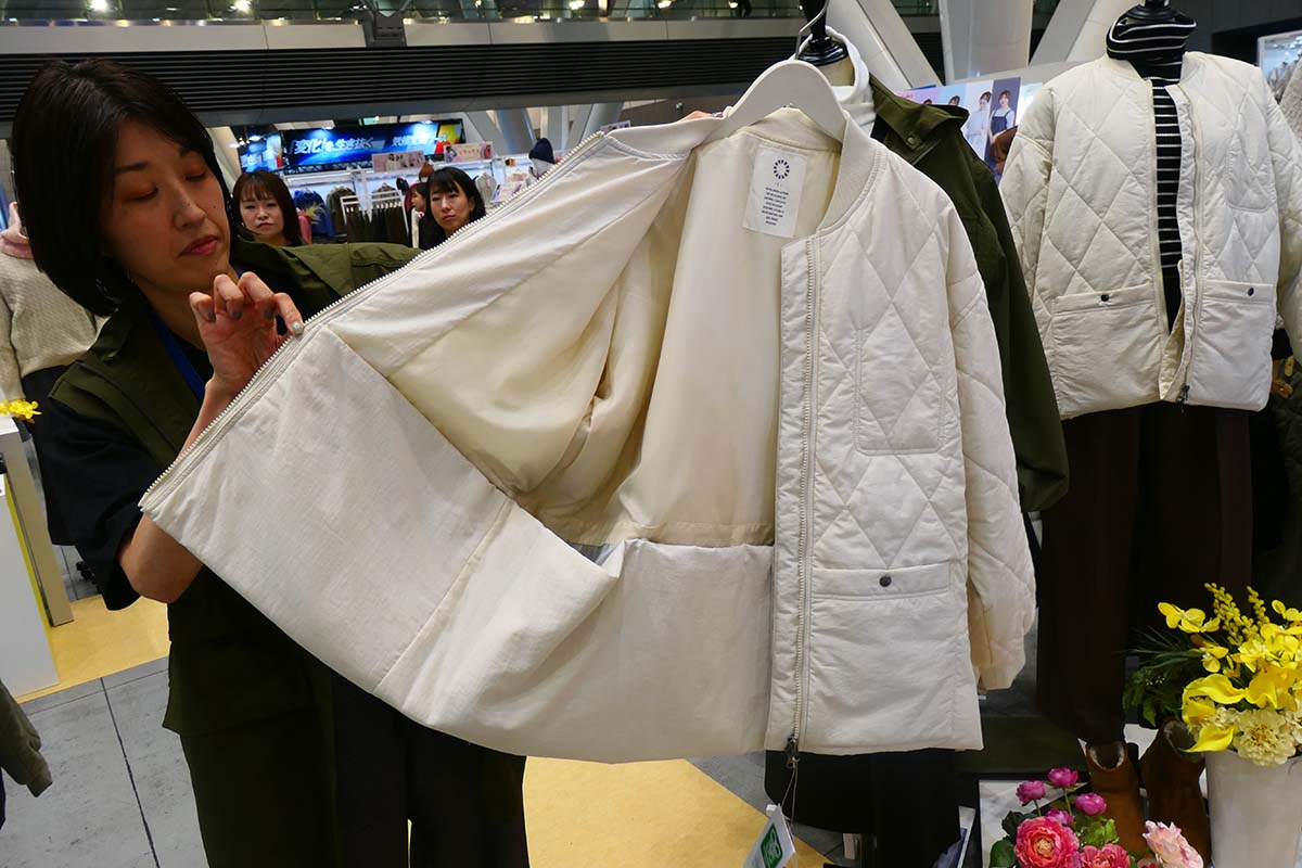 ファスナーを開けると裾の部分にボタンがついている