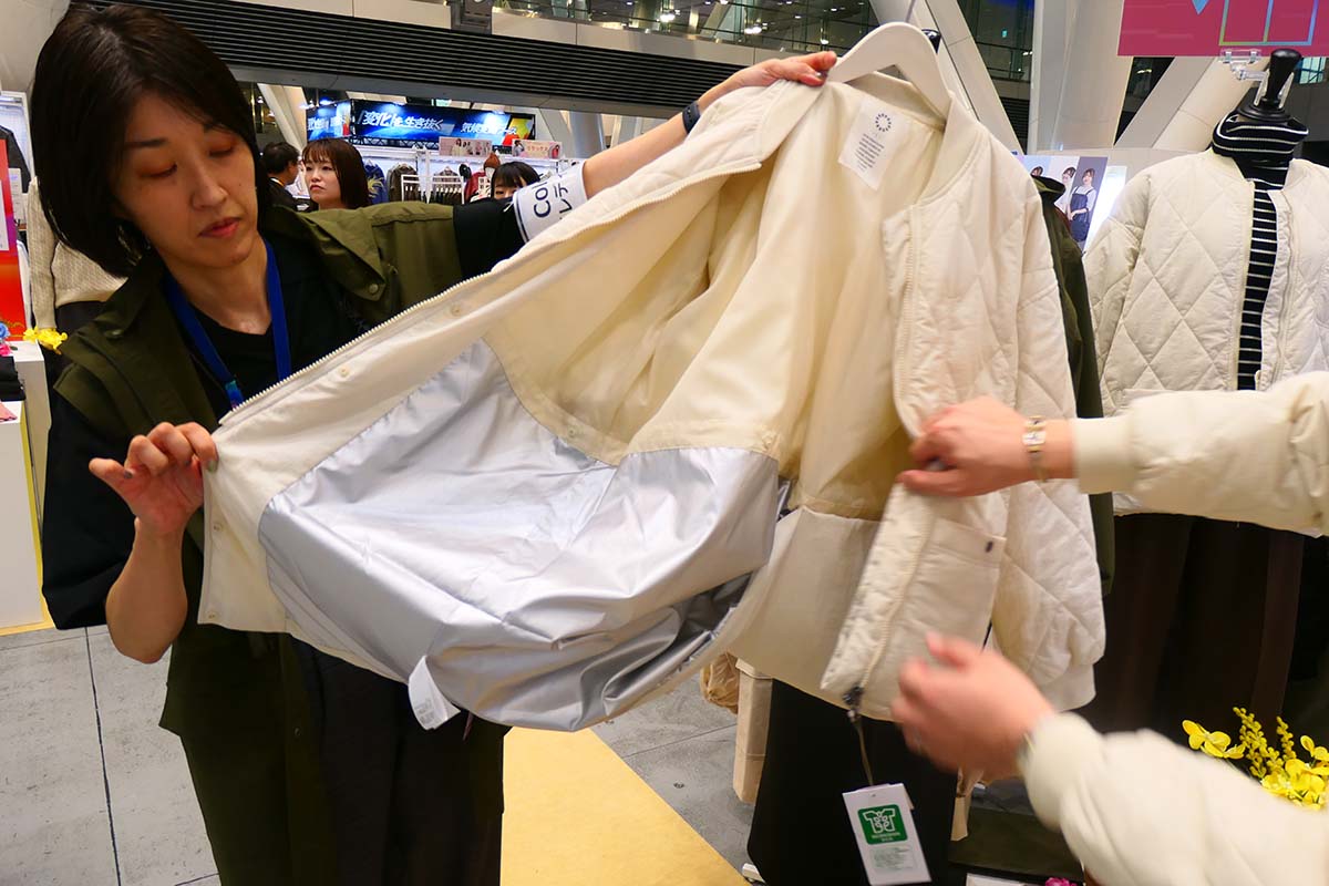 ボタンを外すとロング丈に