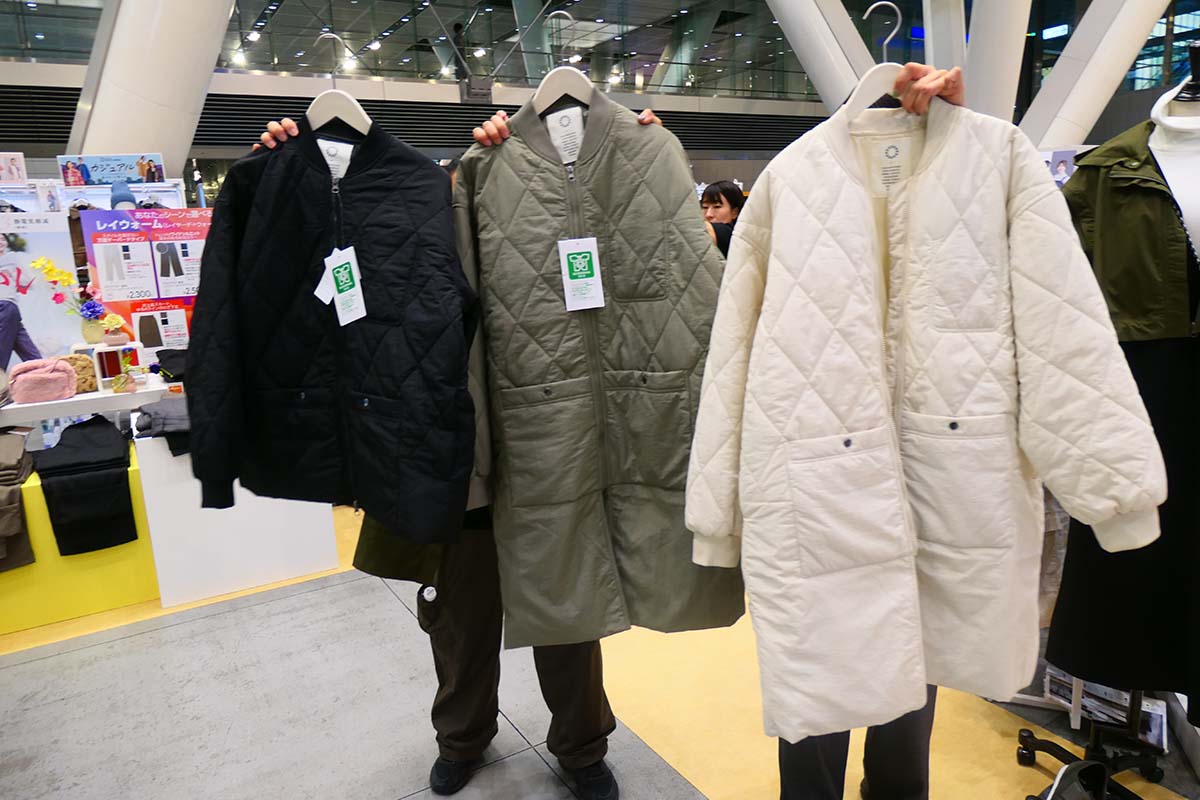 カラーはナチュラル、カーキ、ブラックの3色。サイズはM～LL