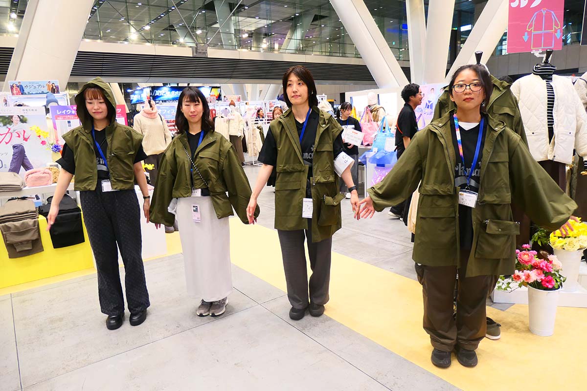 フードや袖が取れて何通りもの着方ができる「トレルン」。商品名は「デタッチャブルトレルジャケット」(価格：3,500円)