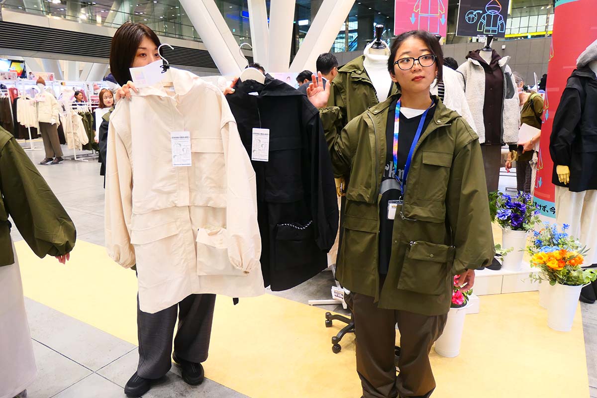 カラーはカーキ、ブラック、アイボリーの3色。サイズはM～L