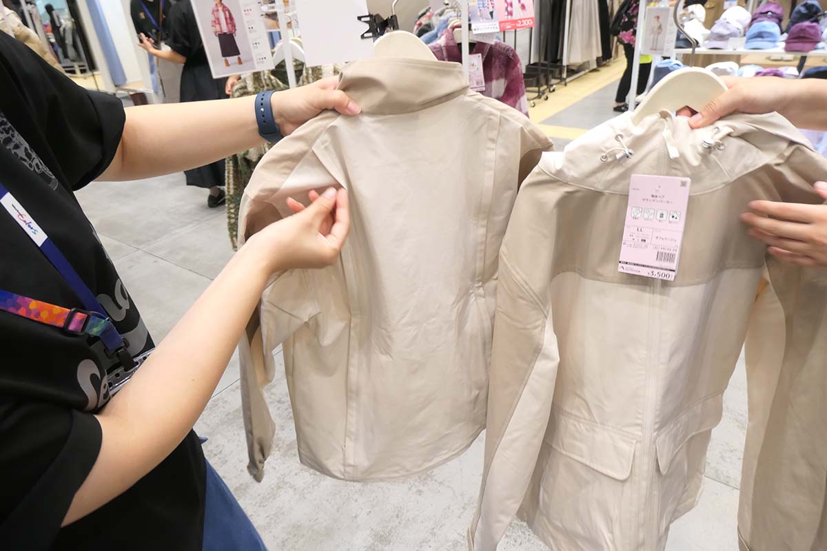 子供用の背面のファスナーを開く