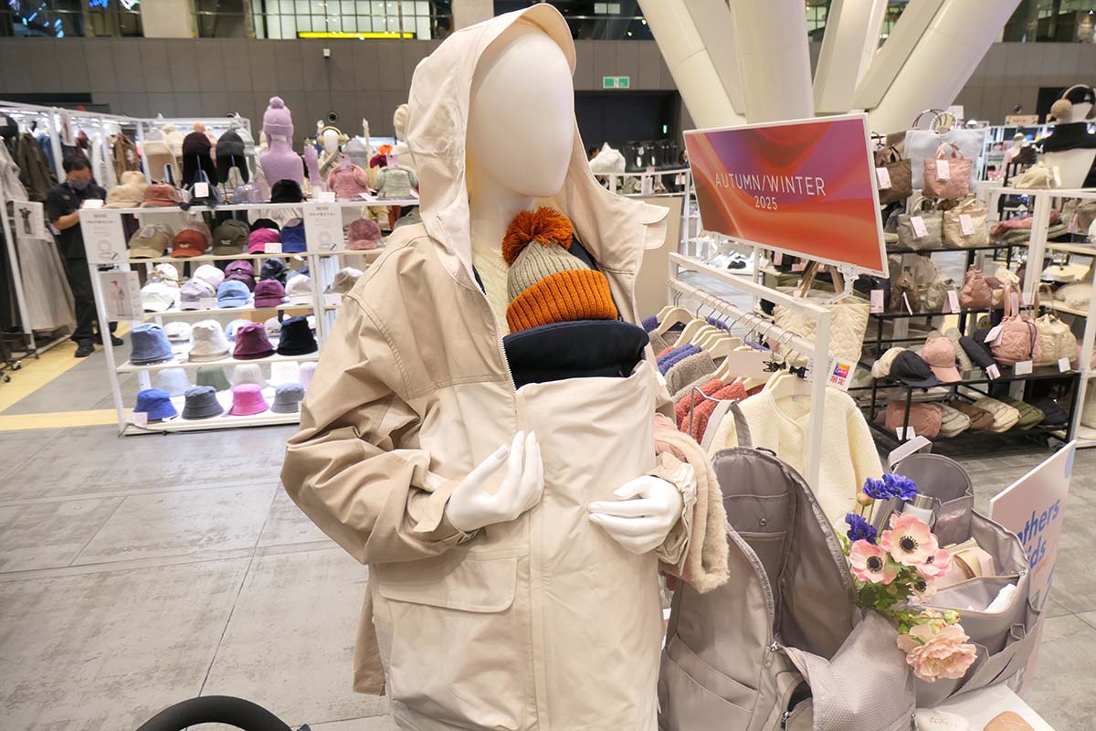 抱っこ紐で子供を抱っこする際に雨除けや防寒対策となる