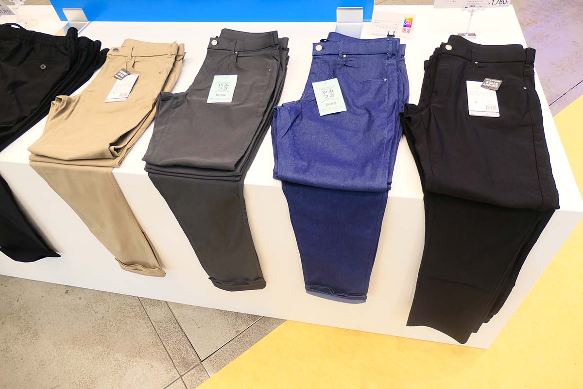 カラーはブラック、ベージュ、チャコール、デニムブルーの4色