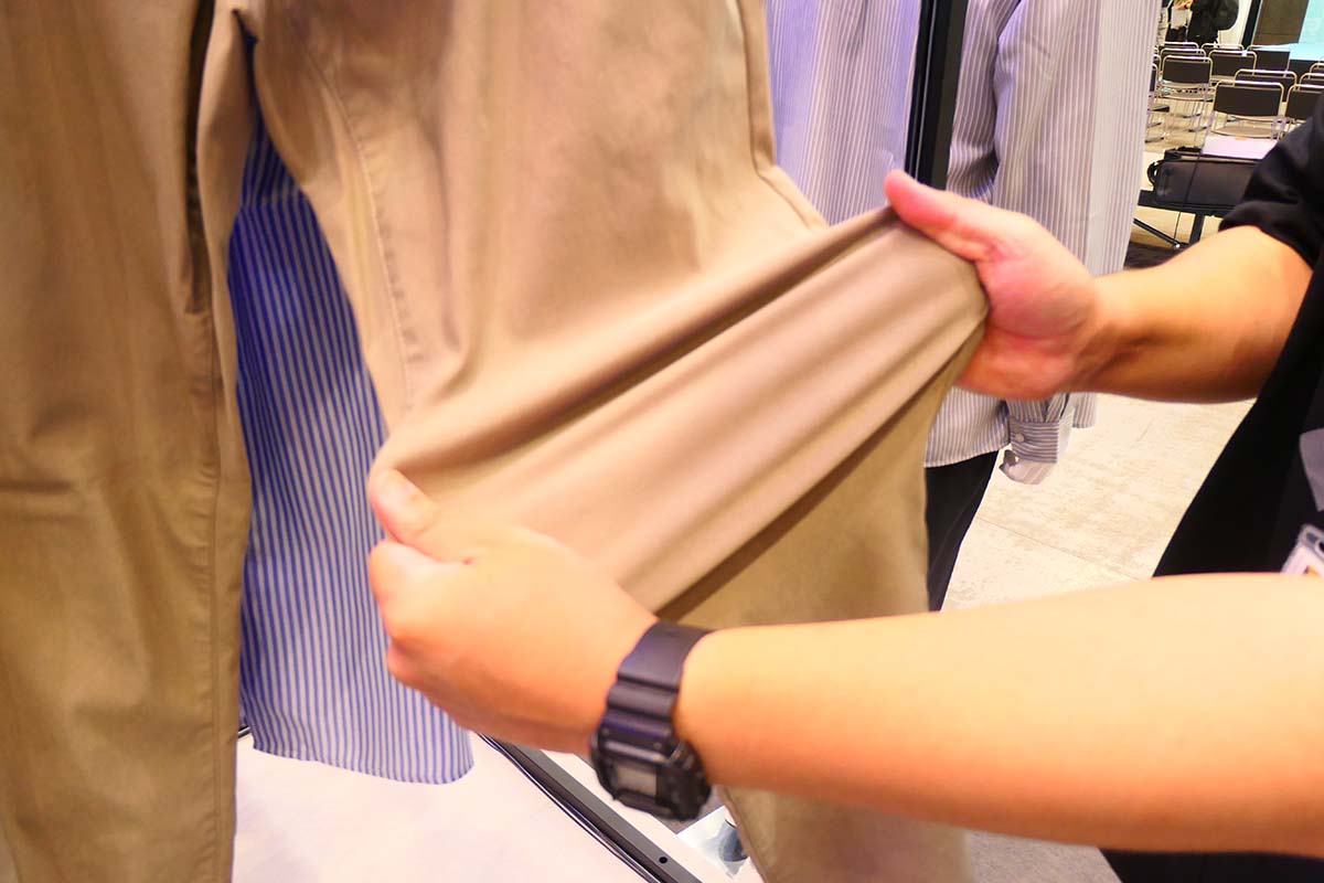 スキニーパンツながらよく伸びる素材を採用