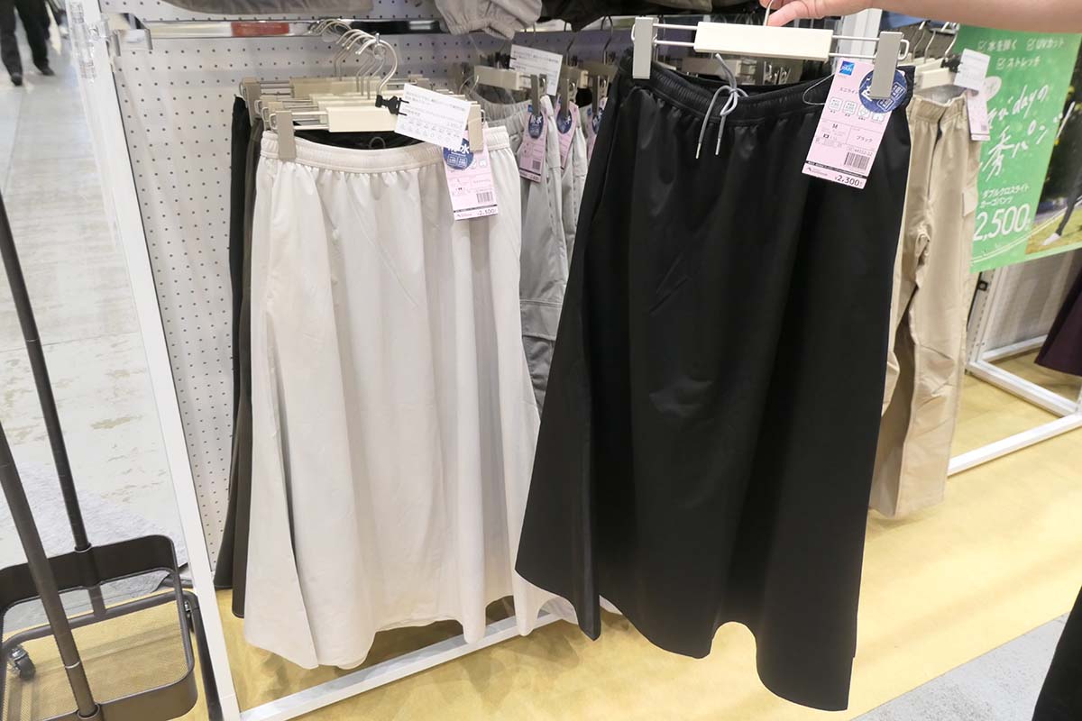 撥水スカートは無地が登場。価格は2,300円