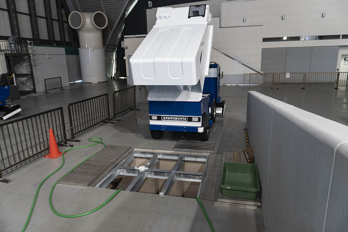 氷を捨てる場所(手前の穴)はダイビングプールの深さを活用