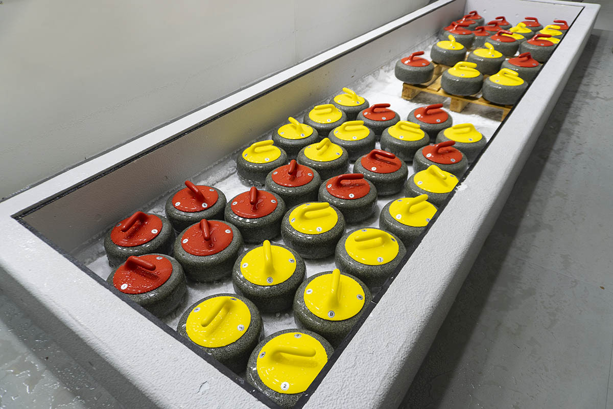 カーリングのストーンも冷却する必要がある