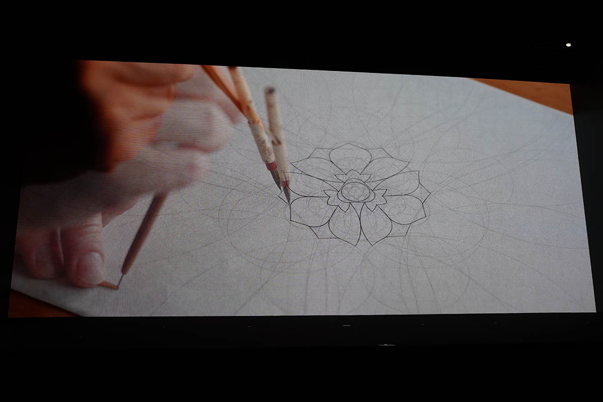 紋章を描く様子