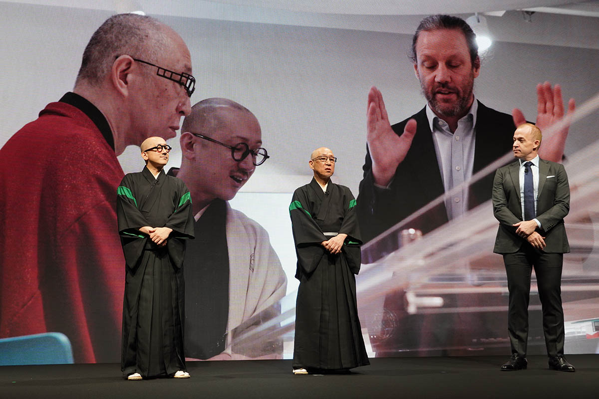 ステージ上、波戸場耀鳳氏(左)と波戸場承龍氏(中)